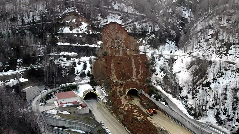 Heyelan nedeniyle kapanan Bolu Dağı Tüneli’nde yol açma çalışmaları sürüyor