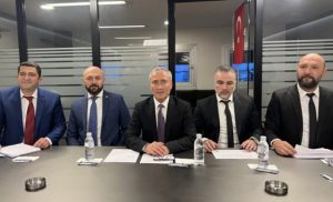 Özel bir kafeteryada gerçekleştirilen ve 18.00‘de başlayan basın toplantısına Cevdet Civelek ile birlikte