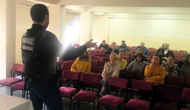 Uyuşturucu maddelerin zararları anlatıldı Açıklama şöyle: Zonguldak İl Emniyet Müdürlüğü 19.01.2023 tarihinde Zonguldak Borsa