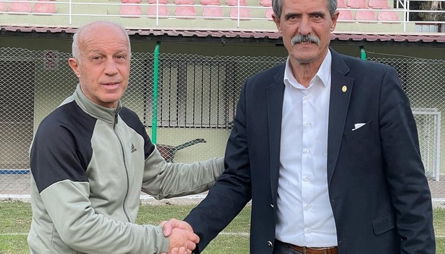 Türkiye’nin çeşitli il ve ilçelerinde antrenörlük yapan ‘Efsane‘ lakaplı Necat Bakan, Kadınlar