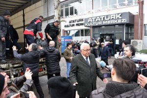 Kdz. Ereğli halkı, deprem bölgesindeki vatandaşlara ulaştırılmak üzere Kdz. Ereğli Belediyesi tarafından