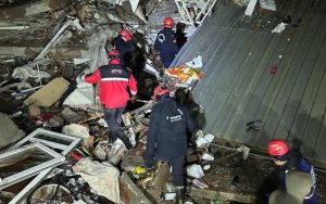 Deprem bölgesine sabahın ilk saatlerinde 2 araç ve 16 personelle yola çıkan Kdz. Ereğli