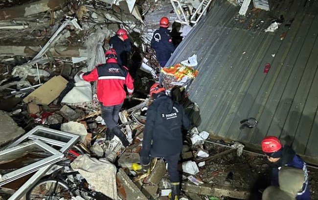 Deprem bölgesine sabahın ilk saatlerinde 2 araç ve 16 personelle yola çıkan Kdz. Ereğli