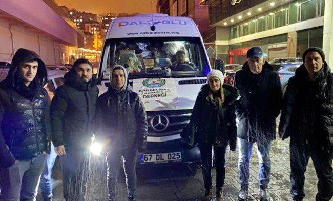 Karaelmas Gazeteciler Derneği öncülüğünde başlatılan “Bir şey yapmalı” projesi kapsamında depremzedeler için yardımlar