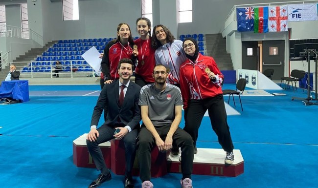 Gençler Kadın Kılıç Milli Takımından, Türkiye Üçüncülüğü Gürcistan’ın Batum kentinde 18-19 Şubat 2023 tarihlerinde düzenlenen Genç Kadınlar Kılıç Dünya Kupası’nda Gençler Kadın