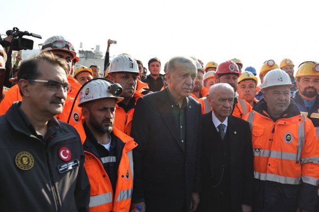 Merkez üssü Kahramanmaraş Pazarcık ve Elbistan ilçeleri olan depremden etkilenen Hatay‘da incelemelerde bulunan Cumhurbaşkanı Recep