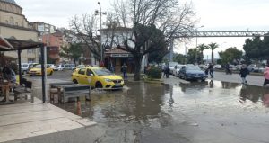Kdz.Ereğli Bozhane Camindeki su borusu patlayarak, caddeyi su altında bıraktı.