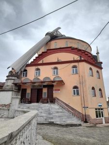 Alaplı İlçesi Çamcılar Köyü Merkez Camii minaresi yaşanan fırtına sebebiyle