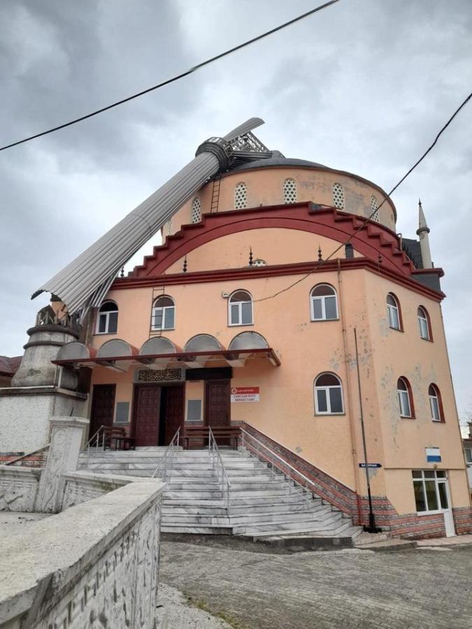 Alaplı İlçesi Çamcılar Köyü Merkez Camii minaresi yaşanan fırtına sebebiyle