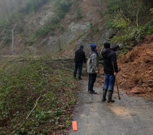 Alaplı ilçesi kocaman köyü ile Belen arasında heyelan meydana geldi.