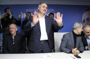 Günlerdir siyasi parti genel merkezinden beklenen aday listeleri parti genel