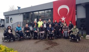 Fiziksel Engelliler Derneği Başkanı İsmail Şentürk ve bir grup Engelli