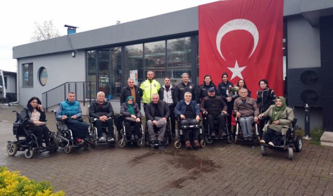 Fiziksel Engelliler Derneği Başkanı İsmail Şentürk ve bir grup Engelli