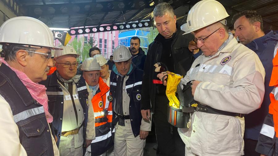 Enerji ve Tabi Kaynaklar Bakanı Fatih Dönmez, madencilerle iftar yapmak