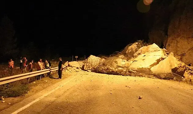 Zonguldak’ta yağışlar heyelanı da beraberinde getirdi. Asma-Üzülmez mevkisinde TTK’nın yakınlarında