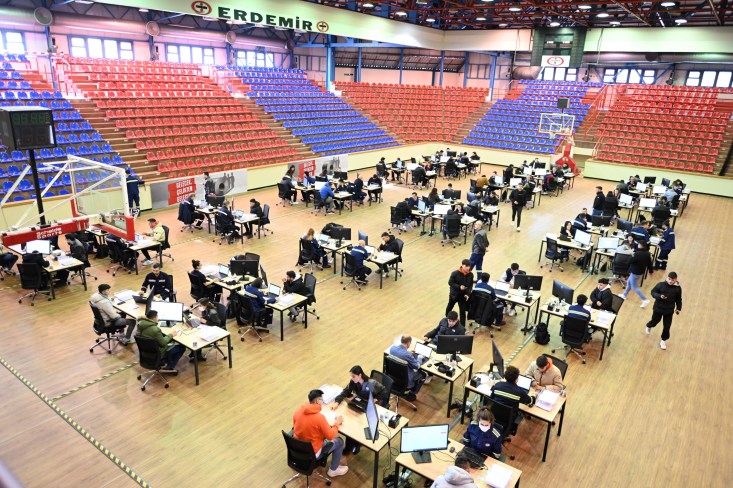 Erdemir’e 10 binin üzerinde iş başvurusu yapıldı Türkiye’nin en büyük entegre yassı çelik üreticisi Erdemir, işletme ünitelerinde