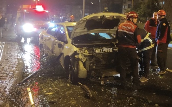 Kdz.Ereğli Kepez yolunda kaza Kdz.Ereğli Kepez mevkinde meydana gelen kazada, araç hurdaya döndü. Edinilen