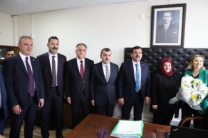 Zonguldak AK Parti Milletvekilliğine seçilen Muammer Avcı, Saffet Bozkurt ve