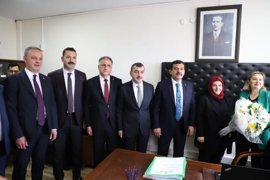 Zonguldak AK Parti Milletvekilliğine seçilen Muammer Avcı, Saffet Bozkurt ve