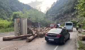 Kaza Zonguldak-Ankara karayolu Gökgöl mağarası mevkisinde yaşandı.Ahmet B. idaresindeki 54