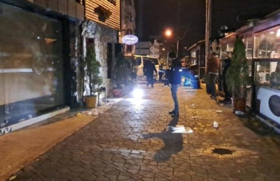 Gece saatlerinde Yalı Caddesi’ndeki bir restoranın önünde henüz bilinmeyen bir