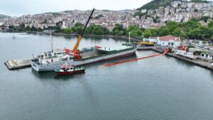 Kdz. Ereğli Belediyesi’nin işlettiği Bozhane Limanı’nda yüklenici Mare Deniz Temizlik firması görevlileriyle birlikte Deniz