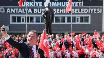 Antalya Büyükşehir Belediye Başkanı Muhittin Böcek: Atatürk Anıtına Çelenk Sundu