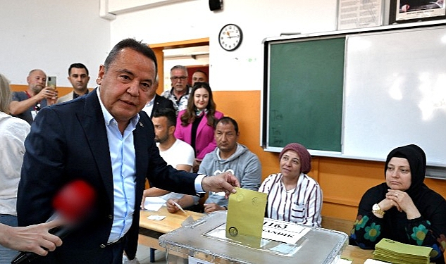 Antalya Büyükşehir Belediye Başkanı Muhittin Böcek Oyunu Kullandı 13. Cumhurbaşkanlığı Seçimleri’nin ikinci turunda oyunu kullanan Antalya Büyükşehir Belediye