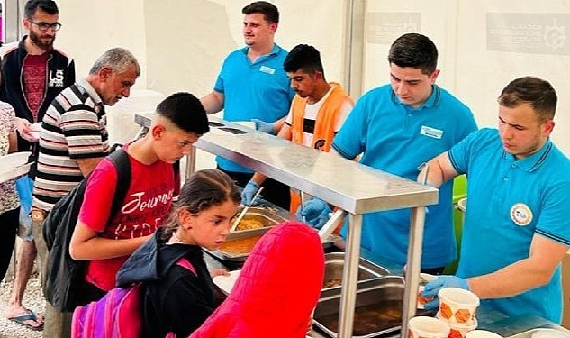 Büyükşehir, Defne’de depremzedelerin en büyük gereksinimi olan sıcak yemek ihtiyacını