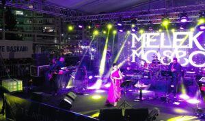 Kutlama etkinlikleri kapsamında Atatürk Kent Meydanı'nında düzenlenen Melek Mosso konserini