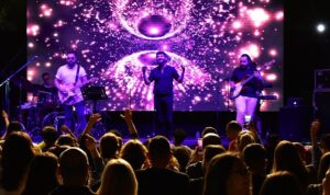 Üniversite sınavlarına hazırlanan gençler, Balçova Belediyesi’nin düzenlediği moral konserinde İzmir’in