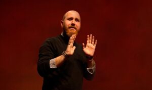 Dijital dönüşüm, işletmelerin günümüzün sürekli değişen teknolojik ortamında rekabetçi kalabilmeleri