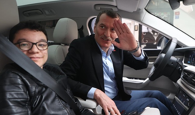 Belediye Başkanı Ömer Arısoy’la Zeytinburnu’nun maskot ismi İbo’nun Togg gezisini