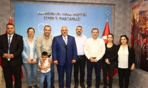 CHP İzmir İl Başkanlığı önünde toplanan Roman vatandaşlar Kemal Kılıçdaroğlu'na