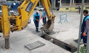 Büyükşehir Yol Bakım Timi, toplu taşıma araçları ve otomobillerce sıklıkla
