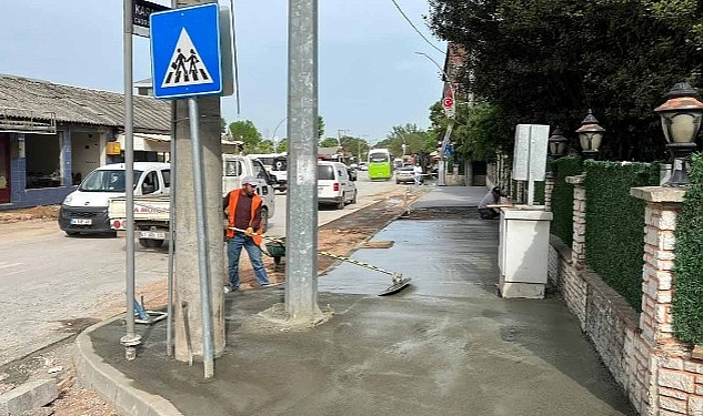Büyükşehir tarafından Başiskele Kullar Merkez Karamürsel Caddesinde baskı beton yaya