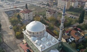 Büyükşehir, zamanla yıpranarak su akıtan Derince İmaret Camii’nin kubbelerini gofrajlı