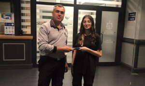 Büyükşehir zabıtası ve güvenlik personeli, cüzdanını düşüren vatandaş ile telefonunu