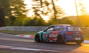 Almanya’da düzenlenen Nürburgring Dayanıklılık Şampiyonası’nda Tezmaksan’ın desteğiyle mücadele eden Emir