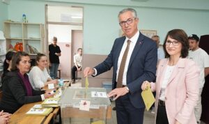 Gaziemir Belediye Başkanı Halil Arda, 98 yaşındaki annesi ve eşi