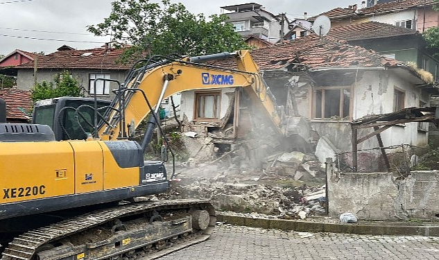 Büyükşehir, kent genelinde hasarlı ve metruk binaların yıkım işlemlerine devam