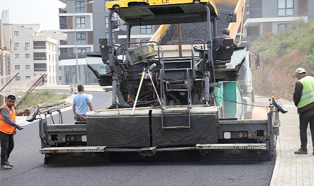 Gemlik Belediyesi, ilçenin farklı noktalarında yaptığı çalışmalarla vatandaşların sorunlarını çözerken,