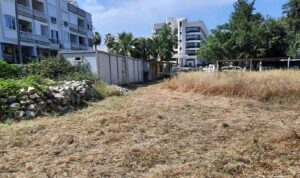 Kemer Belediyesi Park ve Bahçeler Müdürlüğü ekipleri, ilçe genlindeki yeşil