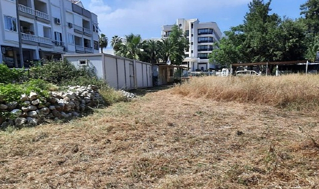 Kemer Belediyesi Park ve Bahçeler Müdürlüğü ekipleri, ilçe genlindeki yeşil