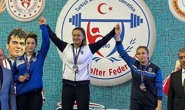 Kocaeli Büyükşehir Belediye Kağıtspor’un başarılı haltercileri Türkiye Şampiyonasından 2 gümüş