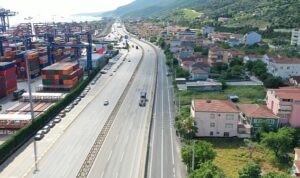 Büyükşehir Belediyesi, Körfez ilçesinde asfaltlama çalışmaları tamamlanan caddelere yol çizgileri