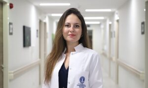 Özellikle bu dönemde çocuğun akademik performansına katı ve baskıcı bir