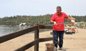 Menderes Belediyesi tarafından sahil bölgesinde yer alan iskeleler tadilat çalışması