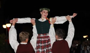 Menderes Uluslararası Mandalina Çiçeği Festivali renkli görüntülerle sona erdi.