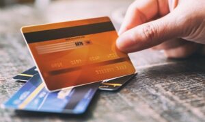 Nakit ihtiyacı olanların ihtiyaç kredileri dışında yöneldiği bir başka borçlanma